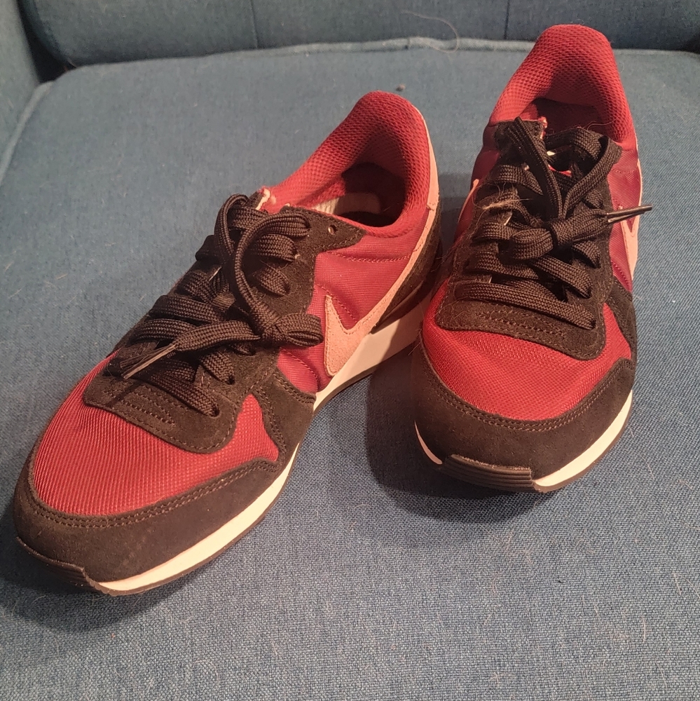 Nike Internationalaist Red/Punk/Black... size 7 Brand New!